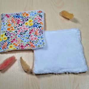 Carre-demaquillant-lavable-en-tissu-fleuri-et-coton