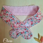 Bandeau de soin en tissu fleuri rose, doux avec son éponge coton, idéal pour dégager le visage lors de la routine beauté. S'adapte à toutes les têtes grâce à son velcros