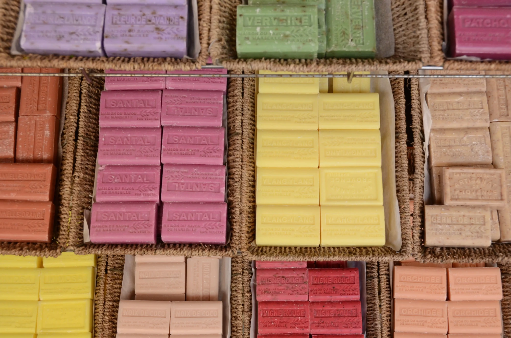 Comment reconnaître un vrai savon artisanal sur les marchés d&rsquo;été ?