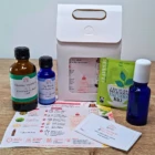 Contenu complet du Kit Gel Contour des Yeux Maison Santine : ingrédients bio pré-dosés, hydrolat d'hélichryse, thé vert, glycérine, flacon roll-on vide et étiquette.