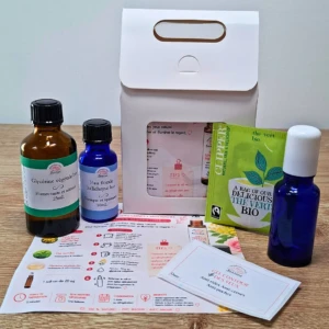 Contenu complet du Kit Gel Contour des Yeux Maison Santine : ingrédients bio pré-dosés, hydrolat d'hélichryse, thé vert, glycérine, flacon roll-on vide et étiquette.