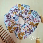 chouchou en coton avec des motifs de fleurs violet et rose. Ce chouchou évite de casser les cheveux
