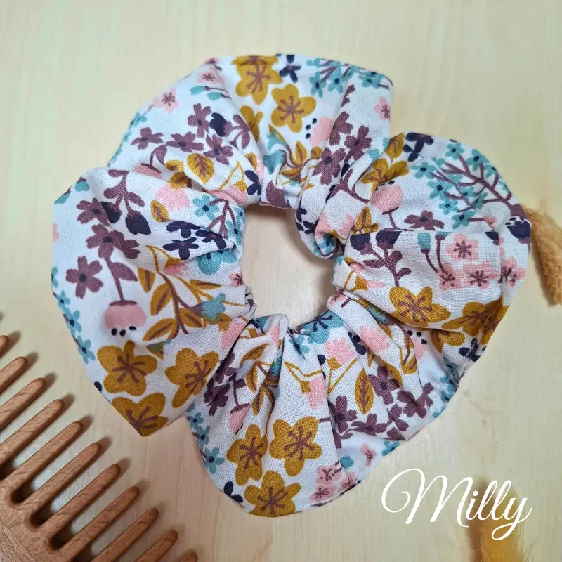 chouchou en coton avec des motifs de fleurs violet et rose. Ce chouchou évite de casser les cheveux