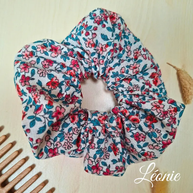 chouchou avec des motifs qui rappellent les imprimés liberty. Parfait pour compléter vos tenues en jeans