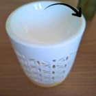 brûle parfum blanc en céramique aux motifs de fleurs ajourés présente une trace rouge sur le dessu. Ne gêne pas le fonctionnement du brûle-parfum