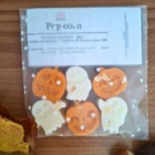 Sachet de fondants parfumés artisanaux au pop-corn caramélisé et vanille, avec des figures de fantômes et citrouilles d'Halloween.
