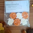 Sachet de 6 fondants parfumés Sweet Tentation aux senteurs fruitées et bonbon pour brûle-parfum, en formes de fantômes et citrouilles d'Halloween.